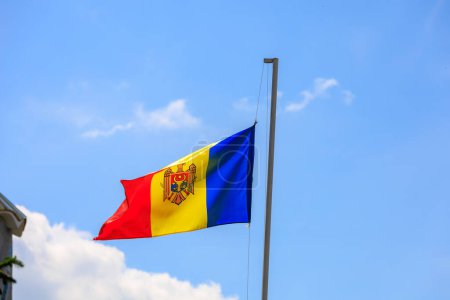 Flagge des Staates der Republik Moldau. Hintergrund mit selektivem Fokus und Kopierraum für Text
