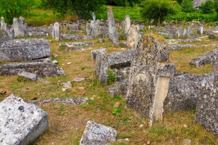 Cementerio judío abandonado en el pueblo de Vadul-Rashkov Moldavia. Fondo con enfoque selectivo y espacio de copia