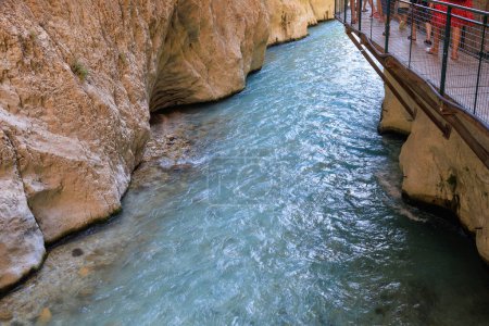 Saklikent Canyon in der Türkei mit kaltem, stürmischem Wasser im Fluss. Natürliche Attraktion, beliebter Ort für Touristen. Hintergrund