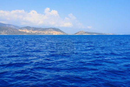 Blick auf die felsige Küste vom Meer aus. Hintergrund mit selektivem Fokus und Kopierraum für Text. Mittelmeer in der Türkei. Beliebte Touristenorte