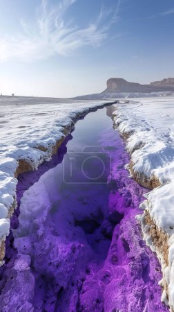 Foto de Un oasis con agua púrpura contra un fondo blanco del desierto -ar 9: 16-estilo crudo-estilizar 250 ID de trabajo: e61c39d4-4701-4b1d-ade0-db2935b55543 - Imagen libre de derechos
