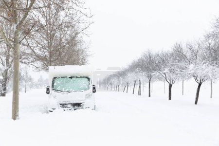 Téléchargez les photos : Camping-car familial piégé après une tempête de neige. Paysage hivernal, météo, road trip. - en image libre de droit