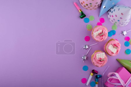 Foto de Concepto de fiesta de cumpleaños con magdalena, confeti y guirnalda - Imagen libre de derechos