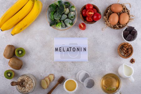Foto de Surtido de productos saludables que contienen melatonina. Comida para dormir bien - Imagen libre de derechos