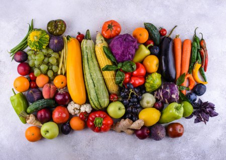 Asortyment czerwonych, żółtych, zielonych, pomarańczowych, fioletowych warzyw i owoców. Jedzenie tęczowe
