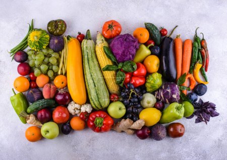 Sortiment aus rotem, gelbem, grünem, orangefarbenem, lila Gemüse und Obst. Regenbogenfutter