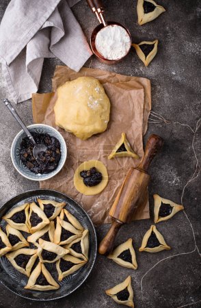 Téléchargez les photos : Traditional Jewish cookies Hamantaschen or Hamans ears for celebration Purim - en image libre de droit