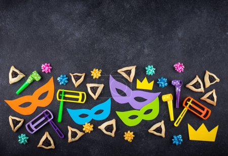 Téléchargez les photos : Jewish holiday Purim with carnival mask, traditional cookies Hamantaschen and rattle - en image libre de droit