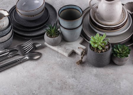 Téléchargez les photos : Vaisselle artisanale en céramique, assiettes, bols et tasses. Style scandinave - en image libre de droit