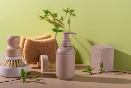 Téléchargez les photos : Nettoyage écologique avec savon et éponges, concept durable zéro déchet. Style moderne à la mode avec lumière dure - en image libre de droit