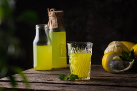 Licor tradicional italiano de limoncello o limón o limonada casera