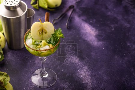 Téléchargez les photos : Cocktail alcoolisé aux pommes ou mocktail à la cannelle - en image libre de droit