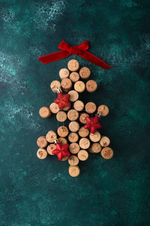 Téléchargez les photos : Christmas tree made from wine bottle corks with red decoration - en image libre de droit