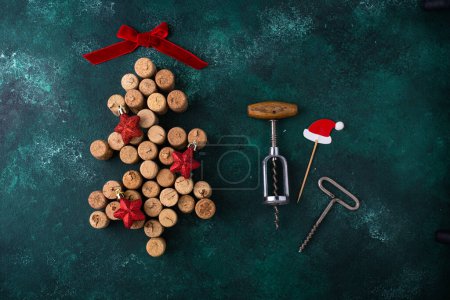 Téléchargez les photos : Christmas tree made from wine bottle corks with red decoration - en image libre de droit