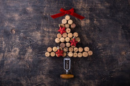 Foto de Christmas tree made from wine bottle corks with red decoration - Imagen libre de derechos