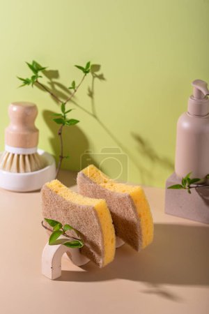 Téléchargez les photos : Nettoyage écologique avec savon et éponges, concept durable zéro déchet. Style moderne à la mode avec lumière dure - en image libre de droit