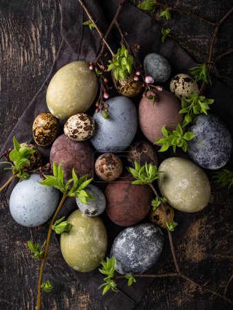 Foto de Huevos de Pascua pintados con colorante ecológico natural - Imagen libre de derechos