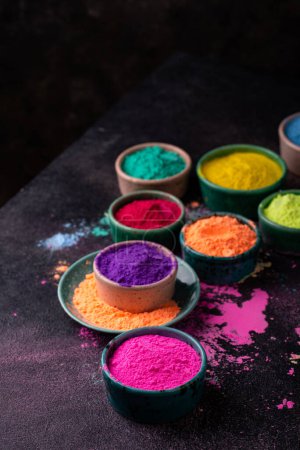 Colores Gulal en cuenco para celebrar el festival Indian Holi