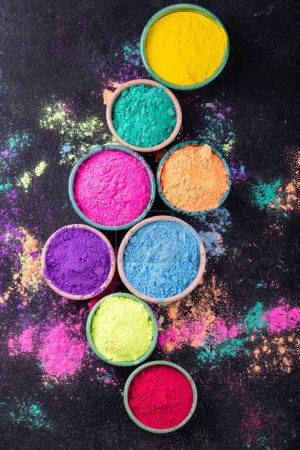 Colores Gulal en cuenco para celebrar el festival Indian Holi