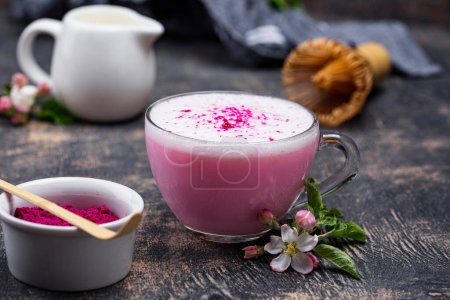 Latte matcha rose au lait. Boisson tendance à base de poudre de fruits du dragon