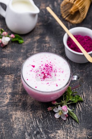 Rosafarbener Matcha Latte mit Milch. Trendgetränk aus Drachenfruchtpulver