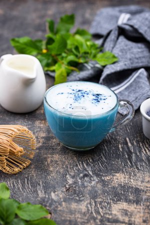 Latte matcha azul con leche. Bebida de moda del guisante mariposa