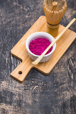 Rosafarbenes Matcha-Pulver aus Drachenfrüchten mit Bambusbesen