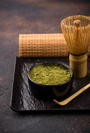 Poudre de matcha japonaise et outils pour le thé vert préparé