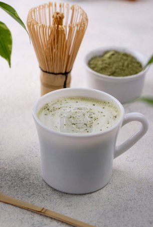 Bebida de latte matcha verde saludable y herramientas de bambú para preparar