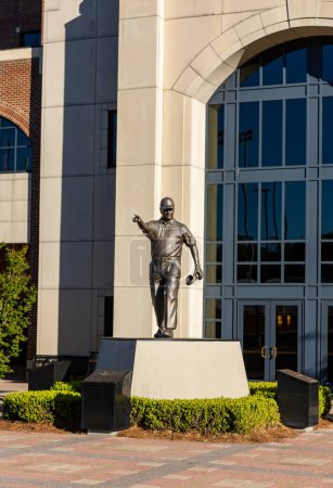 Téléchargez les photos : Tallahassee, FL - Mars 2023 : Statue de l'entraîneur Bobby Bowden devant le stade Doak Campbell, domicile du football de l'Université d'État de Floride - en image libre de droit