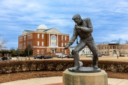 Foto de Tupelo, MS - Enero 2023: Estatua de Elvis Presley en Tupelo, MS, con el Ayuntamiento al fondo - Imagen libre de derechos
