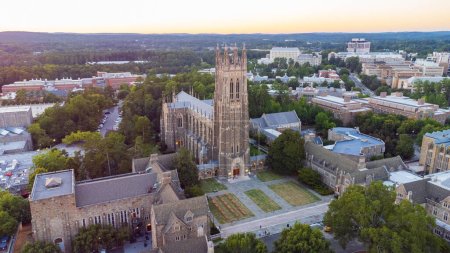 Téléchargez les photos : Durham, NC - 2 septembre 2023 : La chapelle de l'Université Duke est une chapelle située au centre du campus de l'Université Duke - en image libre de droit
