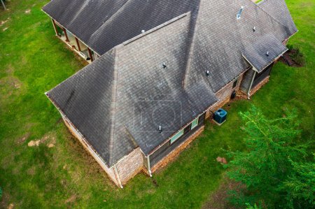 Dach mit Hagelschäden und Kreidemarkierungen bei Inspektion