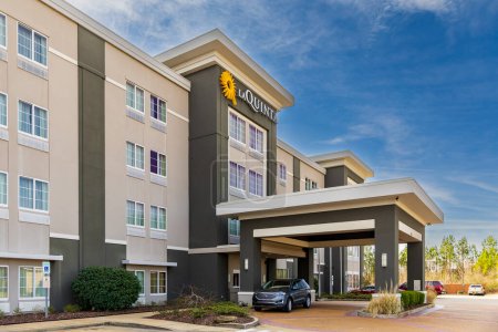 Foto de Starkville, MS - 27 de febrero de 2024: LaQuinta Inns and Suites es una cadena de hoteles en los Estados Unidos. - Imagen libre de derechos