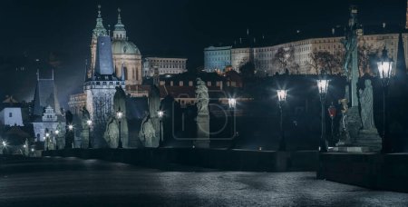 Téléchargez les photos : Photographie nocturne captivante du pont Charles de Prague Illumin - en image libre de droit