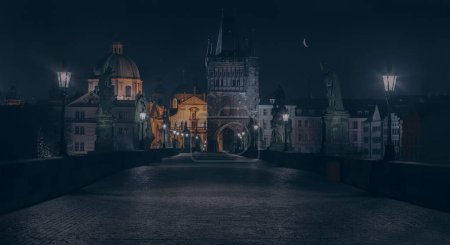 Téléchargez les photos : Le pont Charles vide sur la rivière Vltava dans le centre de la nuit Prague pendant le début de la pandémie du virus Covid. - en image libre de droit