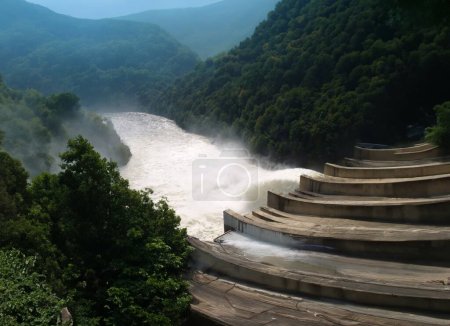Foto de Agua en cascada sobre una antigua presa en la naturaleza. - Imagen libre de derechos