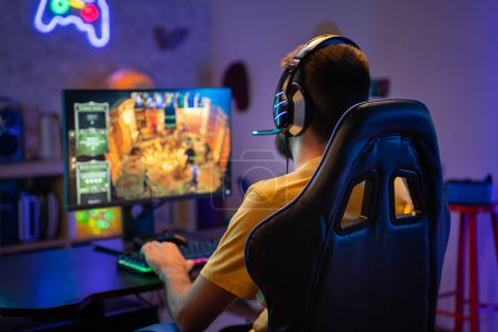 Foto de Jugador profesional que juega el videojuego en línea en la computadora con luces led de neón coloridas. Foto de alta calidad - Imagen libre de derechos