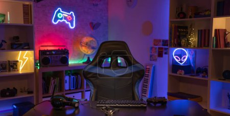 Leistungsstarker Personal Computer Gamer Room mit modernem Neon Light Banner mit Kopierplatz für Text. Hochwertiges Foto