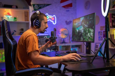 Foto de Profesional Gamer Streaming y jugar videojuegos en línea en luces led de neón coloridas por computadora. Foto de alta calidad - Imagen libre de derechos