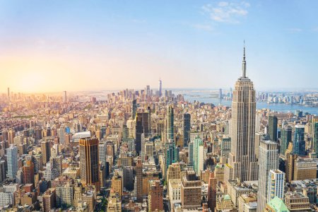 Téléchargez les photos : Vue panoramique imprenable sur l'horizon de la ville de New York et le gratte-ciel au coucher du soleil. Beau paysage urbain dans le Midtown Manhattan. Espace de copie pour le texte. - en image libre de droit