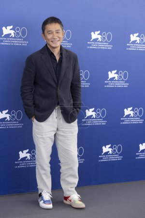 Foto de VENECIA, ITALIA - 02 DE SEPTIEMBRE: Tony Leung Chiu-Wai asiste a la foto-llamada para el León de Oro Para el Logro de por Vida en el 80º Festival Internacional de Cine de Venecia el 02 de septiembre de 2023 en Venecia, Italia - Imagen libre de derechos