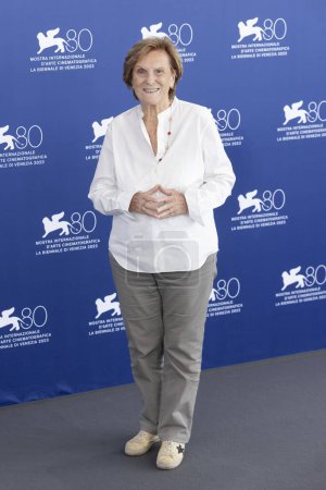 Foto de VENECIA, ITALIA - 30 DE AGOSTO: La directora italiana Liliana Cavani asiste a la convocatoria para el Premio León de Oro en el 80º Festival Internacional de Cine de Venecia el 30 de agosto de 2023 en Venecia, Italia. - Imagen libre de derechos