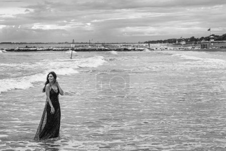 Foto de VENECIA, ITALIA - 29 DE AGOSTO: La actriz Caterina Murino asiste a una foto-llamada en la playa del Hotel Excelsior durante el 80º Festival Internacional de Cine de Venecia, el 29 de agosto de 2023 en Venecia, Italia. - Imagen libre de derechos