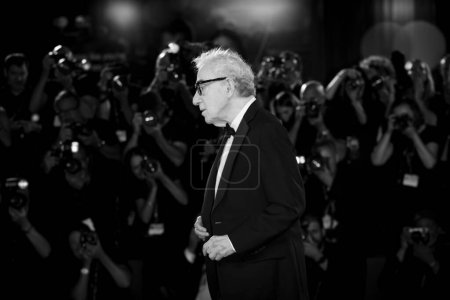 Foto de VENECIA, ITALIA - 04 DE SEPTIEMBRE: El director Woody Allen asiste a la alfombra roja de la película "Coup De Chance" en el 80º Festival Internacional de Cine de Venecia el 04 de septiembre de 2023 en Venecia, Italia. - Imagen libre de derechos