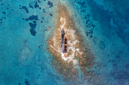 Foto de MV Demetrios II buque de carga naufraga en los riffs de coral entre las olas del mar, Paphos, Chipre - Imagen libre de derechos