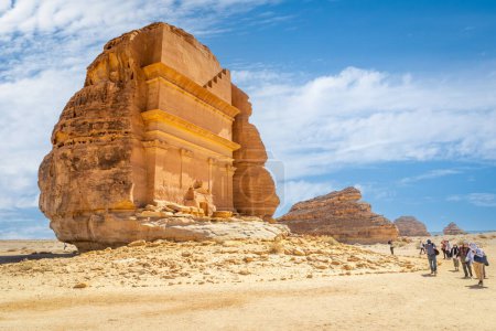 Téléchargez les photos : Groupe de touristes devant Tombeau de Lihyan, fils de Kuza sculpté dans la roche dans le désert, Maca'in Salih, Hegra, Arabie Saoudite - en image libre de droit