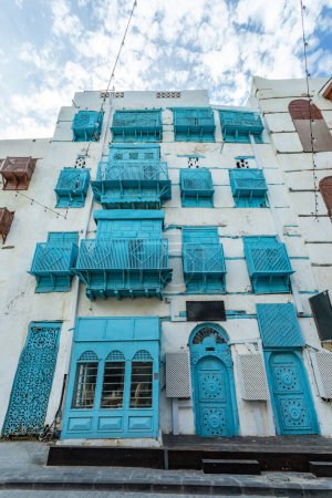 Téléchargez les photos : Vieille ville d'Al-Balad avec des maisons musulmanes traditionnelles avec des fenêtres bleues et des balcons, Jeddah, Arabie Saoudite8 - en image libre de droit