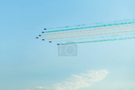 Kampfjet-Geschwader mit Spuren in den Farben der saudi-arabischen Nationalflagge auf der Luftfahrtschau in Dschidda