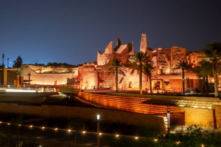 Téléchargez les photos : Vieilles murailles de Diriyah illuminées la nuit, Riyad, Arabie Saoudite - en image libre de droit